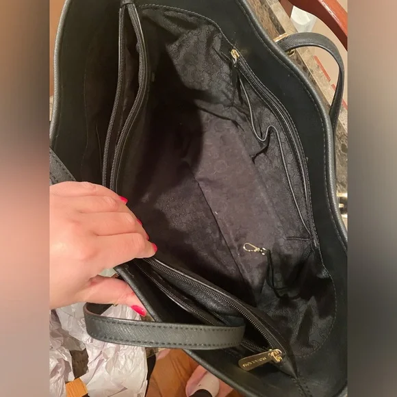 Michael Kors Jet Set Carryall Tote in Black - Picture 5 of 14